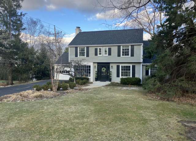 Property at 630 Hi View Ct, Elm Grove, WI 53122, 3 beds, 2.5 baths