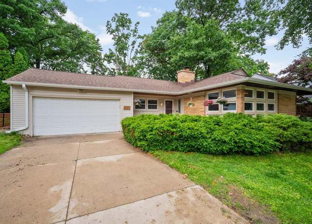 Property at 947 N 75th St, Wauwatosa, WI 53213, 3 beds, 1.5 baths