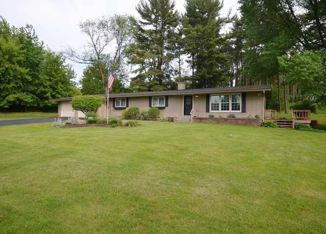 Property at W8059 Bay View Dr, Whitewater, WI 53190, 4 beds, 2.5 baths