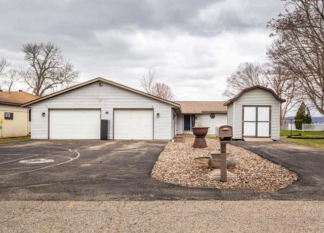 Property at 2811 Bayshore Dr, La Crosse, WI 54603, 3 beds, 2 baths