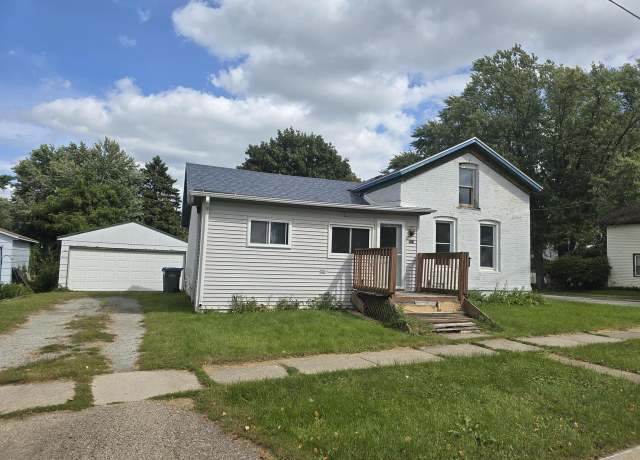 Property at 401 N Warren St, Watertown, WI 53098, 3 beds, 1 bath