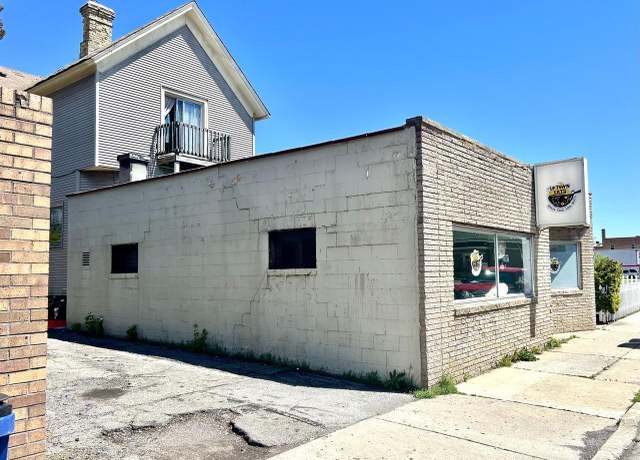 Property at 1642 Washington Ave, Racine, WI 53403, 3 beds, 2 baths