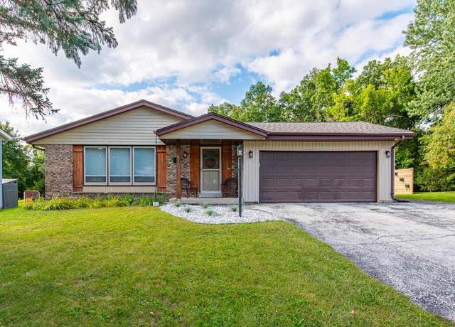 Property at 410 Hartwood Ln, Hartland, WI 53029, 3 beds, 1.5 baths