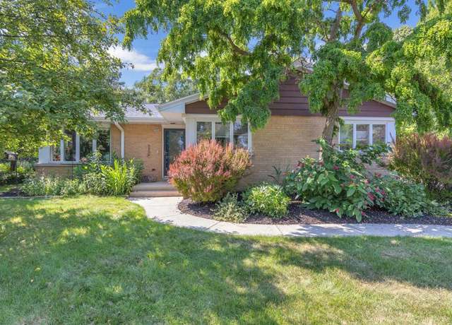 Property at 1934 Manor Pkwy, Sheboygan, WI 53083, 3 beds, 2 baths