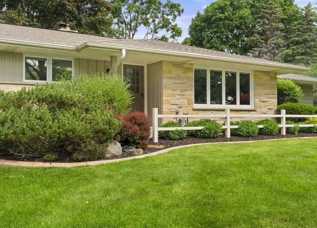 Property at 18415 Countryside Ct, Brookfield, WI 53045, 3 beds, 2.5 baths