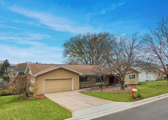 Property at 926 Cliffwood Ln, La Crosse, WI 54601, 5 beds, 3.5 baths