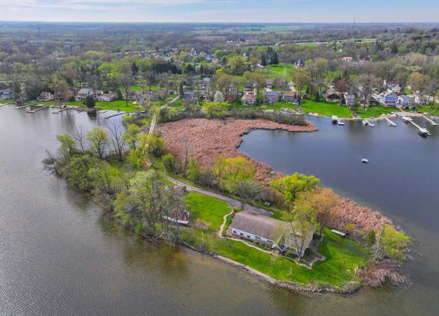 Property at 26906 S Elm Ln, Waterford, WI 53185, 3 beds, 2 baths