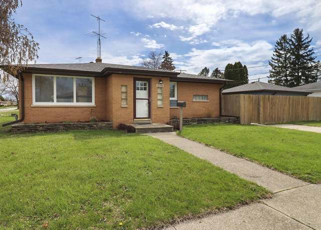 Property at 2405 25th Ave, Kenosha, WI 53140, 5 beds, 2 baths