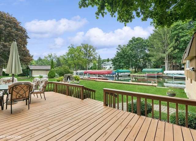 Property at 2805 Knollcrest Dr, Burlington, WI 53105, 4 beds, 2 baths