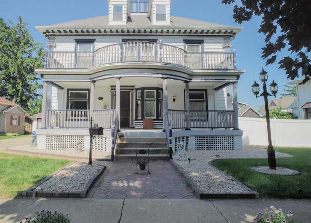 Property at 812 S 7th St, Watertown, WI 53094, 6 beds, 2.5 baths