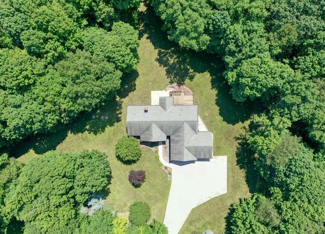 Property at W3121 Oaklawn Rd, Iron Ridge, WI 53035, 3 beds, 3 baths