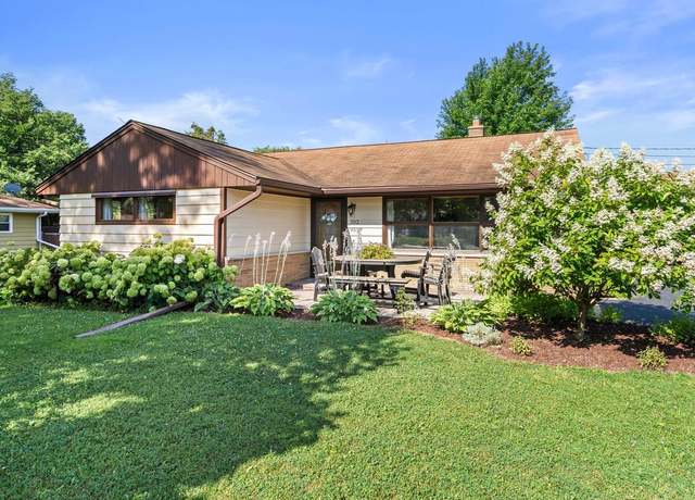Property at W202N9537 Club Cir, Menomonee Falls, WI 53051, 3 beds, 1 bath