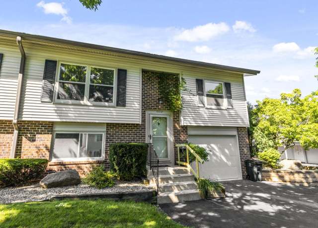 Property at 10237 W Parkedge Cir, Franklin, WI 53132, 3 beds, 2 baths