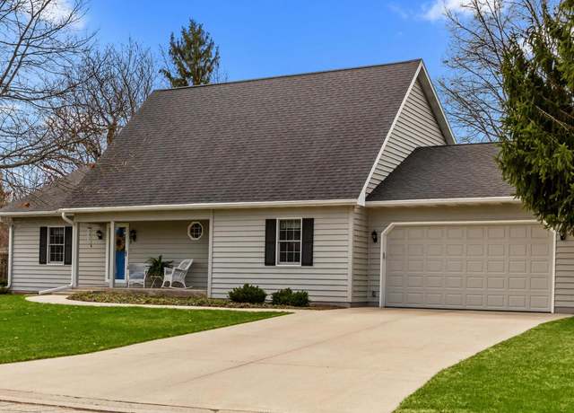 Property at 301 W Oak Ln, Elkhorn, WI 53121, 3 beds, 2 baths