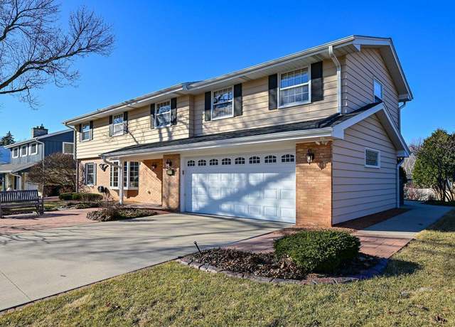Property at 12020 Meadow Ct, Wauwatosa, WI 53222, 5 beds, 2.5 baths