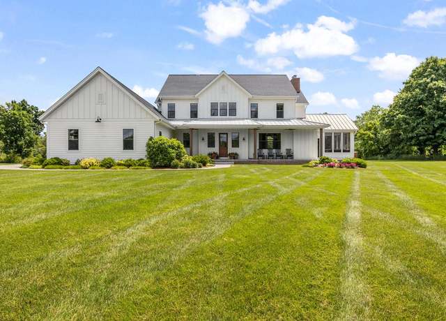 Property at 998 N Griffith Rd, Summit, WI 53066, 6 beds, 5.5 baths