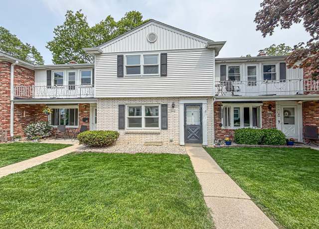 Property at 4956 W Colonial Ct, Greenfield, WI 53220, 2 beds, 1.5 baths