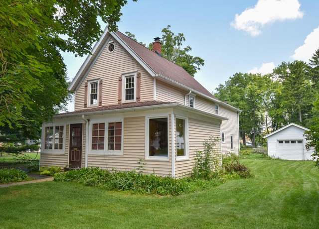 Property at 552 E Capitol Dr, Hartland, WI 53029, 4 beds, 1.5 baths