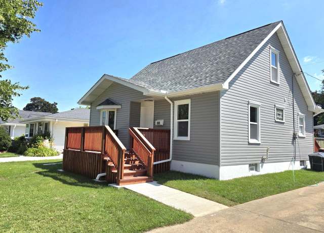 Property at 800 S 111th Pl, West Allis, WI 53214, 5 beds, 1.5 baths