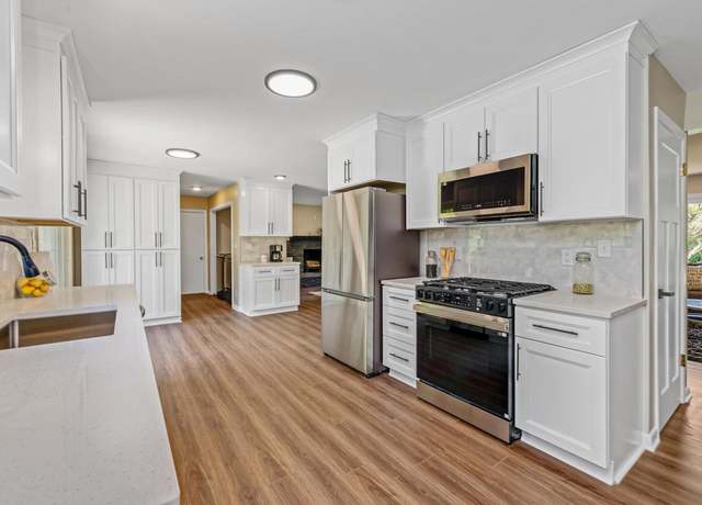 Property at 899 Tara Hill West, Hartford, WI 53027, 3 beds, 2 baths