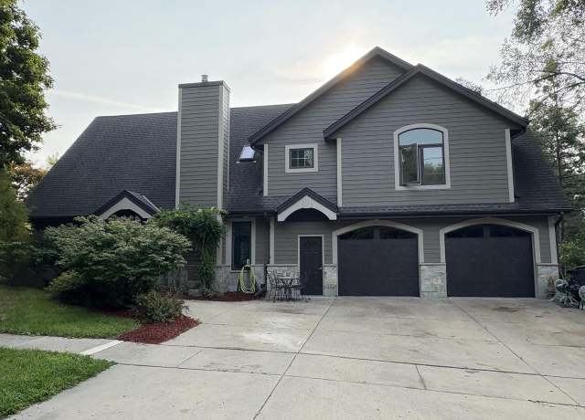 Property at 109 Riverview Dr, Waterford, WI 53185, 4 beds, 4.5 baths