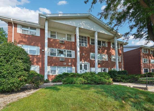 Property at 215 Country Club Dr Unit 1B, Lake Geneva, WI 53147, 2 beds, 1 bath