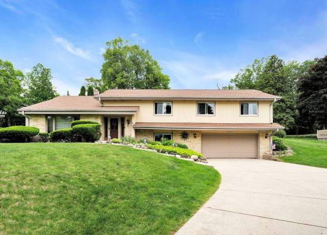 Property at N82W15833 Valley View Dr, Menomonee Falls, WI 53051, 3 beds, 2.5 baths