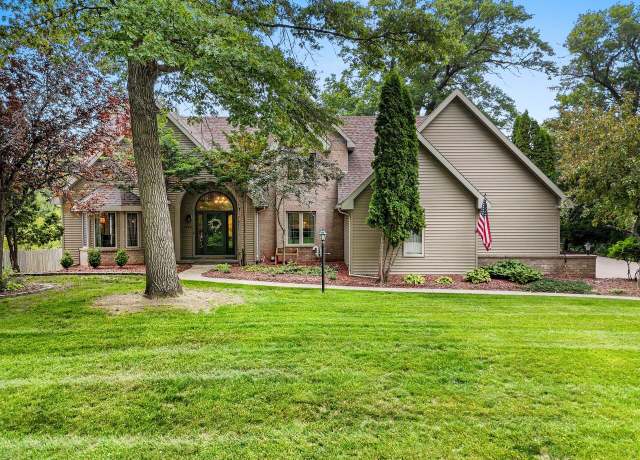 Property at 1494 Parkway Dr, Ashwaubenon, WI 54304, 5 beds, 4 baths