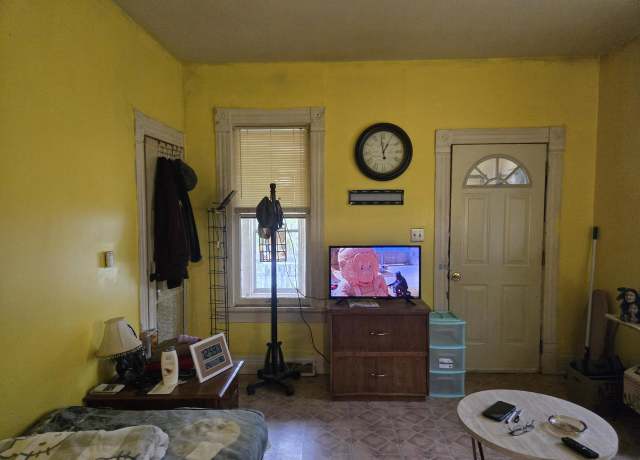 Property at 443 Dunbar Ave, Waukesha, WI 53186, 2 beds, 1 bath