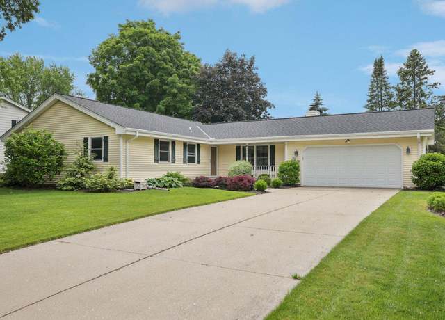 Property at W220N2789 Maplewood Ln, Waukesha, WI 53186, 3 beds, 1.5 baths