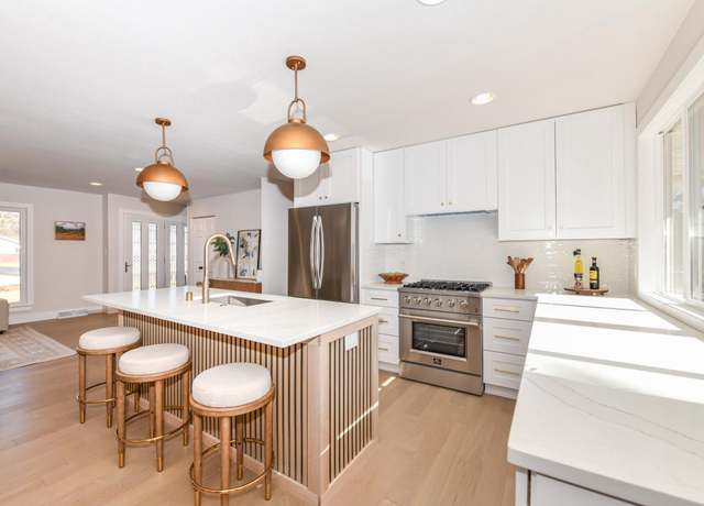 Property at 6999 N Crestwood Dr, Glendale, WI 53209, 4 beds, 3.5 baths