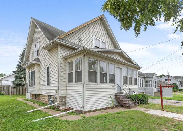 Property at 917 W 6th Ave, Oshkosh, WI 54902, 4 beds, 1 bath