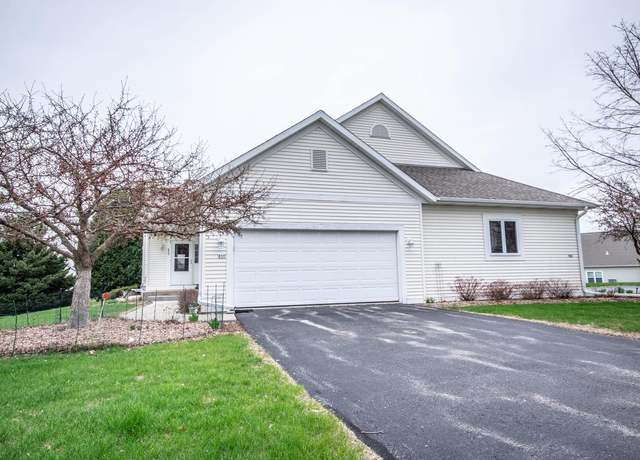 Property at 859 Bridlewood Dr, Hartford, WI 53027, 3 beds, 3 baths