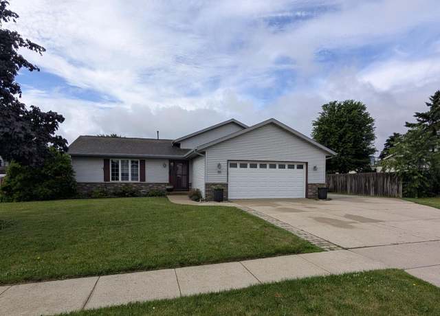 Property at 333 S Creek Dr, Elkhorn, WI 53121, 3 beds, 2 baths
