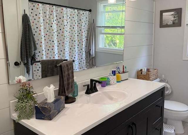 Property at 316 Hillview Cir, Waukesha, WI 53188, 3 beds, 1.5 baths