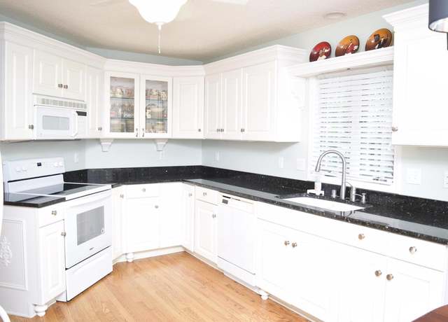 Property at N21W24305 Cumberland Dr Unit 38 N, Pewaukee, WI 53072, 2 beds, 2.5 baths