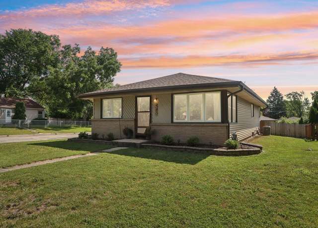 Property at 4580 N 101st St, Wauwatosa, WI 53225, 3 beds, 1.5 baths