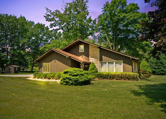 Property at 1075 E Murray Ln, Hubertus, WI 53033, 3 beds, 2 baths