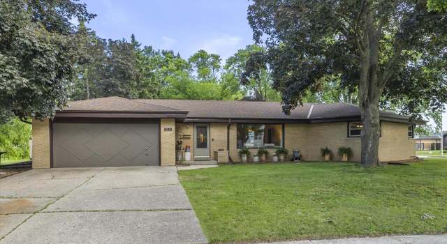 Photo of 235 Ellsworth Pl, Waukesha, WI 53186