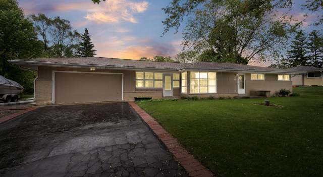 Photo of W215N5580 Kenmore Dr, Menomonee Falls, WI 53051