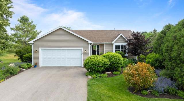 Photo of 914 Bennett Ct, Walworth, WI 53184