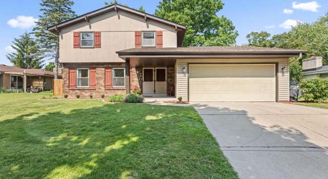 Photo of 1736 Cottonwood Dr, Waukesha, WI 53189