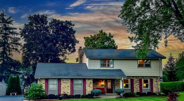 Photo of 17920 Redvere Dr, Brookfield, WI 53045