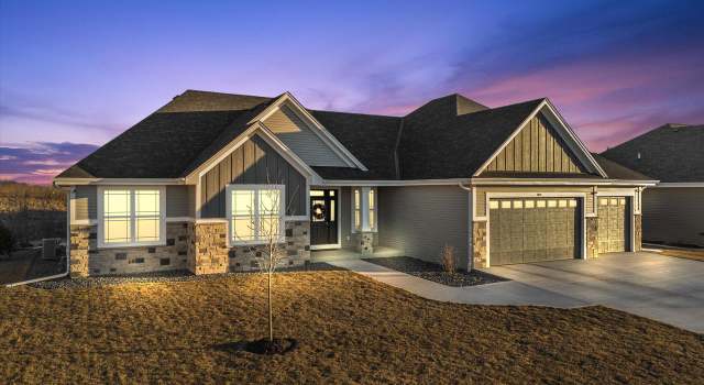 Photo of 896 Kohlwey Dr, Grafton, WI 53024