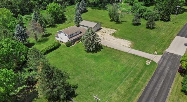 Photo of N6249 Paradise Dr, Burlington, WI 53105