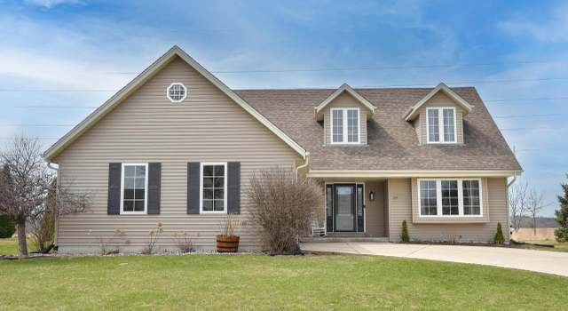 Photo of 319 S Maple Ln, Saukville, WI 53080
