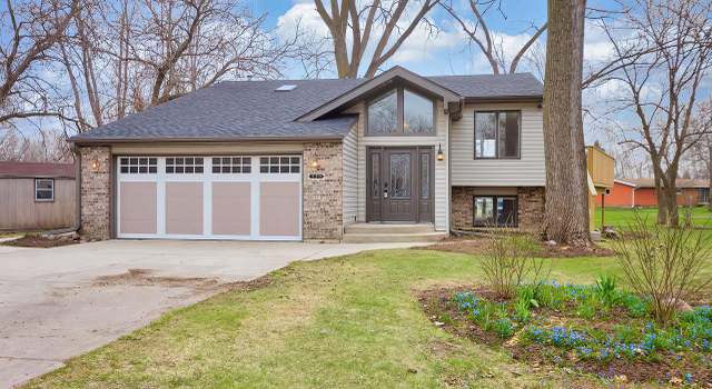 Photo of 330 E Lawn Ct, Silver Lake, WI 53170