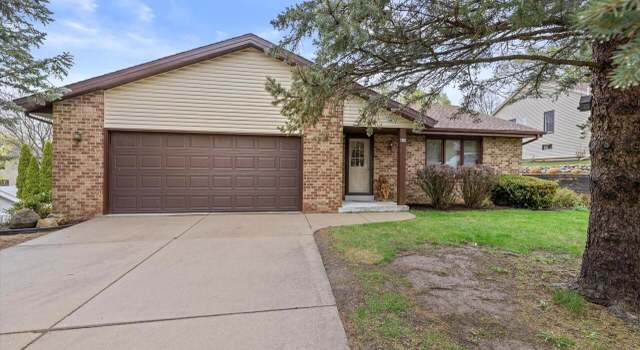 Photo of 416 Lindenwood Dr, Hartland, WI 53029