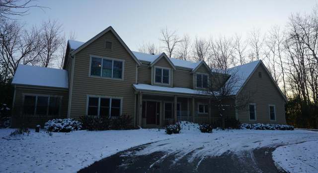 Photo of 11010 N Crown Ct, Mequon, WI 53092