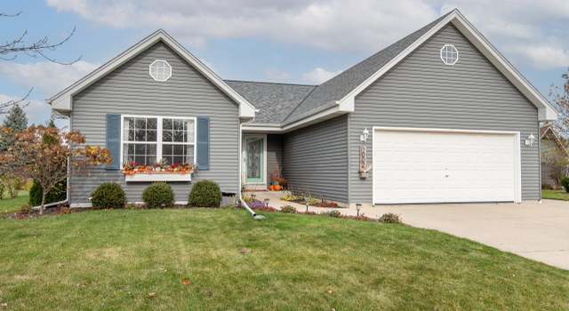 Photo of 1002 Redtail Ct, Hartford, WI 53027